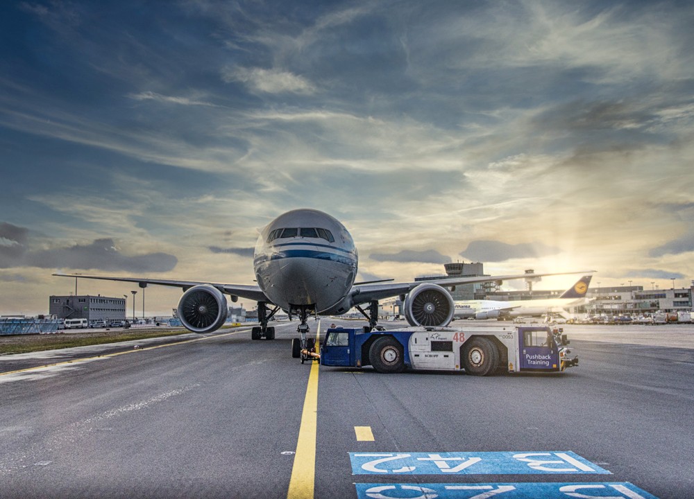 What are the benefits of using air freight service from UAE?